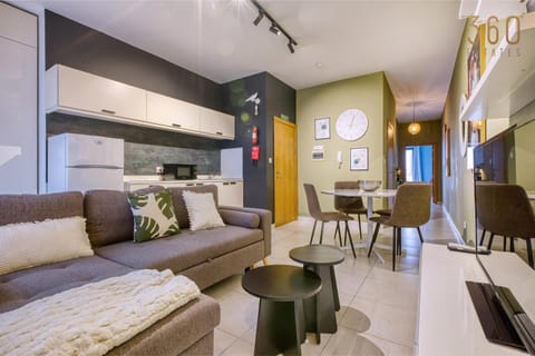 Kitchen or kitchenette, Living room, Seating area, Dining area, minibar