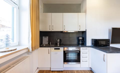 Coffee/tea facilities, Kitchen or kitchenette, dishwasher, oven, stove