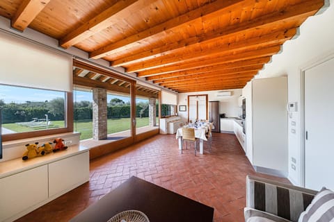 Communal lounge/ TV room, Living room, Dining area