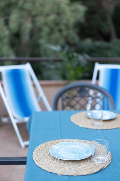 Patio, Day, Dining area