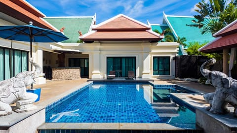 Property building, Day, Pool view, Swimming pool, Swimming pool, sunbed