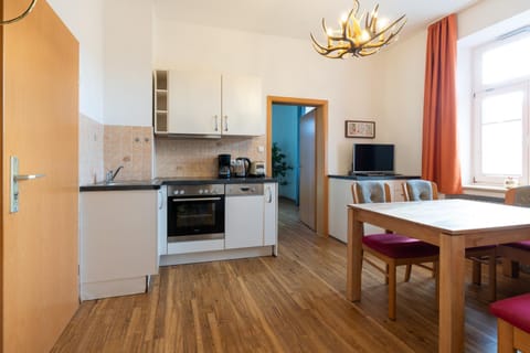 Coffee/tea facilities, Kitchen or kitchenette, Dining area, dishwasher, stove, toaster