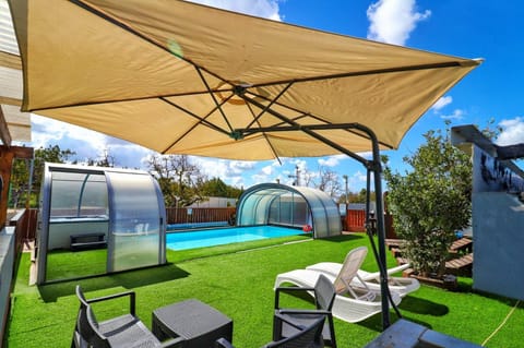 Property building, Garden, Swimming pool