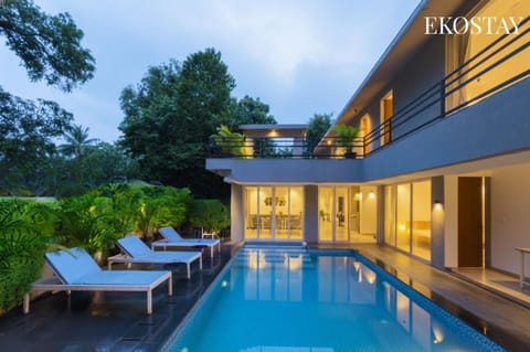 Patio, Pool view, Swimming pool, sunbed