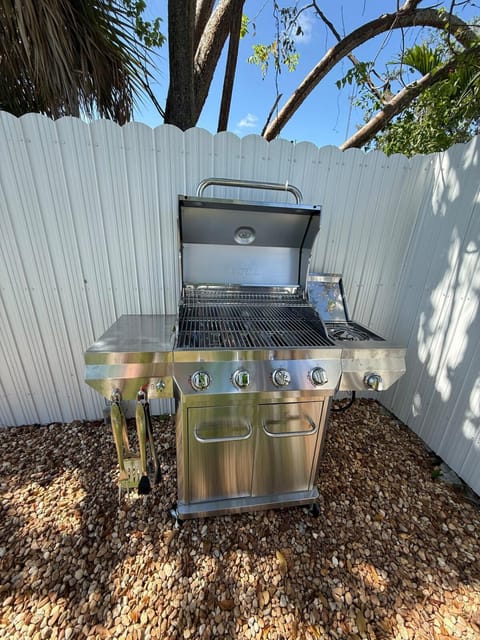 Oasis Yard -Pool-Jets-Game Room-BBQ-Relaxing House in West Park