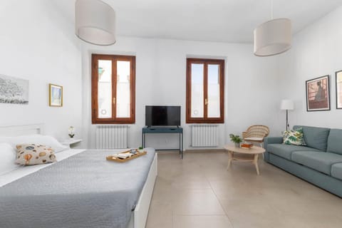 Bed, TV and multimedia, Photo of the whole room, Seating area, Evening entertainment, Bedroom