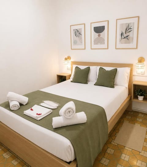 Bed, Photo of the whole room, Bedroom, towels