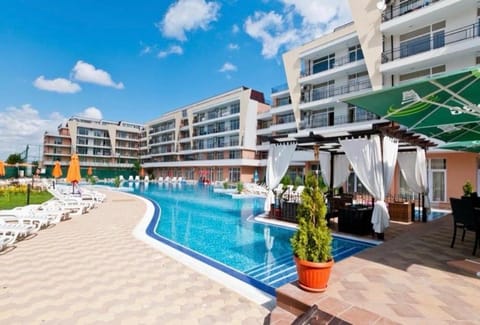 Property building, Patio, Day, Pool view, Swimming pool, sunbed