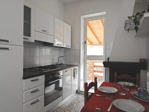 Kitchen or kitchenette, Dining area, stove
