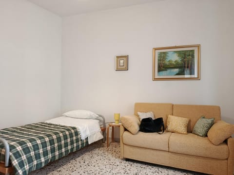 Bed, Living room, Photo of the whole room, Bedroom