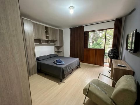 Bed, TV and multimedia, Seating area, Bedroom