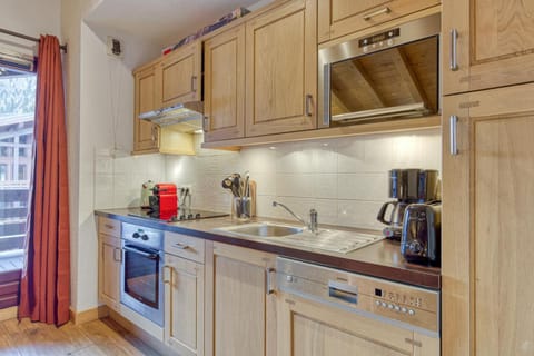Coffee/tea facilities, Kitchen or kitchenette, dishwasher, oven, stove