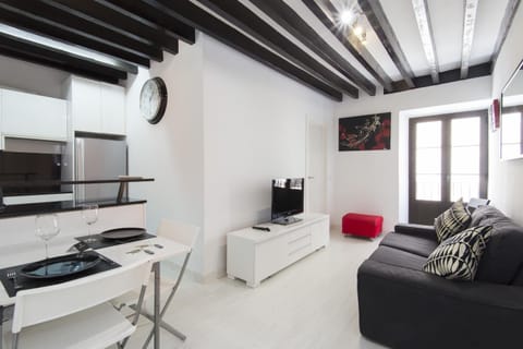TV and multimedia, Kitchen or kitchenette, Living room, Seating area