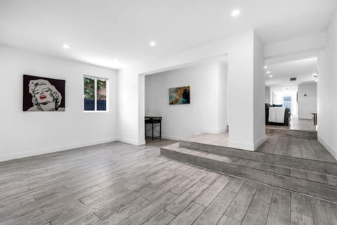 Contemporary Family Oasis Pool and Comfort House in El Portal