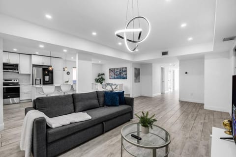 Contemporary Family Oasis Pool and Comfort House in El Portal