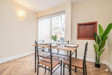 Spacious 6BR Family & Group Home Garden & Parking Sleeps 10 House in Birmingham