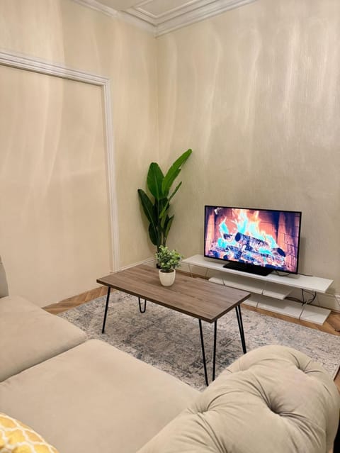 Spacious 6BR Family & Group Home Garden & Parking Sleeps 10 House in Birmingham