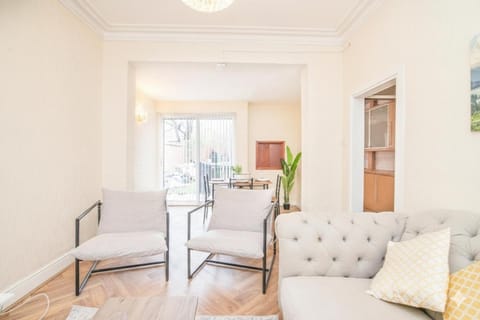 Spacious 6BR Family & Group Home Garden & Parking Sleeps 10 House in Birmingham