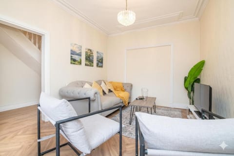 Spacious 6BR Family & Group Home Garden & Parking Sleeps 10 House in Birmingham