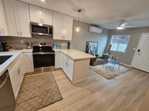 Beautiful new construction 1br with full size appliances centrally located Apartment in La Mesa