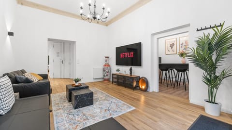 TV and multimedia, Living room, Seating area, Evening entertainment, flat iron