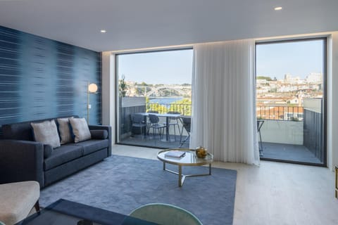 Communal lounge/ TV room, View (from property/room), River view