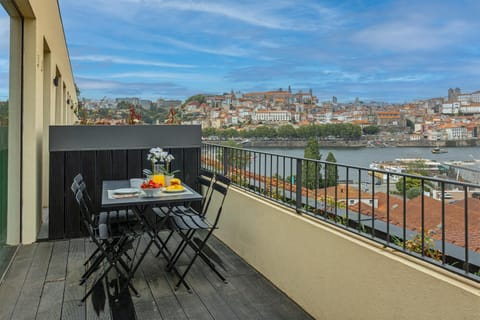 Patio, View (from property/room), Balcony/Terrace, City view, River view