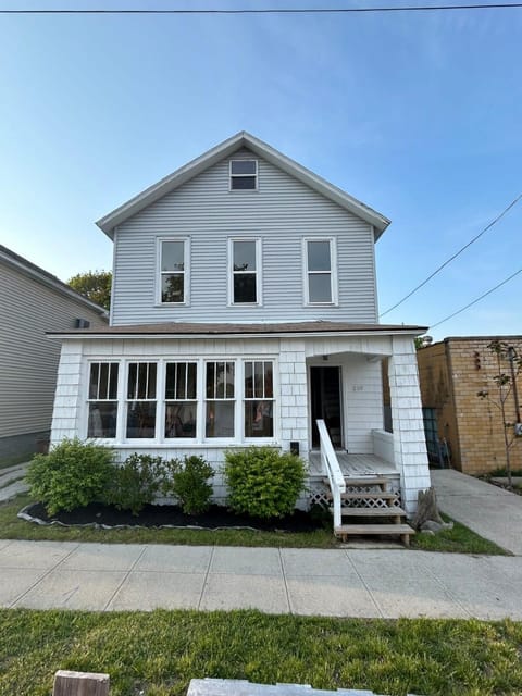 Family-Friendly Retreat near Manistee Riverwalk House in Manistee