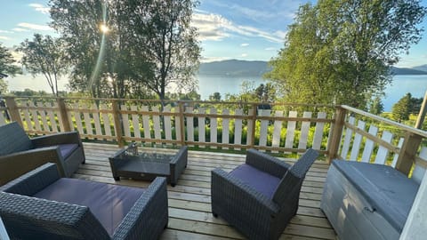 View (from property/room), Balcony/Terrace, Seating area, Mountain view, Sea view