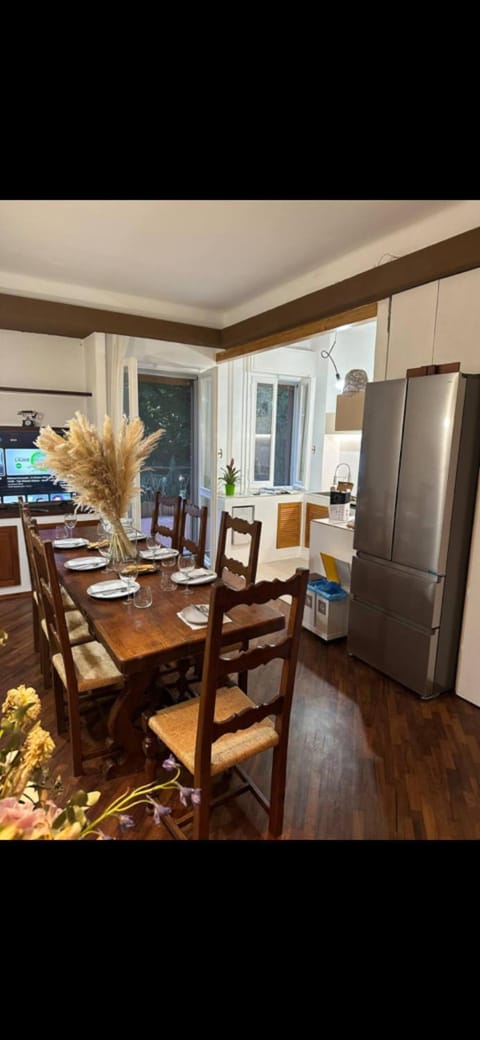 Kitchen or kitchenette, Living room, Seating area, Dining area, oven