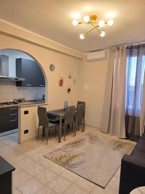 Kitchen or kitchenette, Living room, Seating area, Dining area, minibar, oven, pet friendly, stove, air conditioner