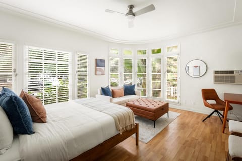 Seating area, Bedroom, air conditioner