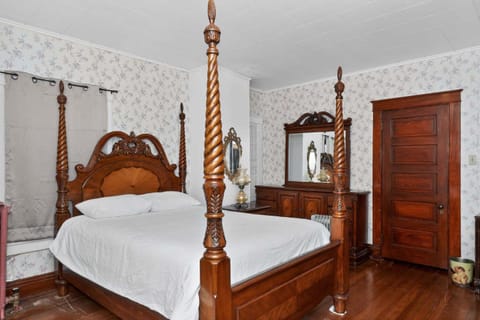 The Lamp Post Manor 5BR Historic Gem in Danville House in Danville