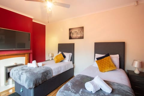 Stylish 4-Bedroom Home with Modern Comforts House in Derby