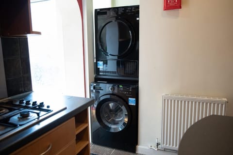 Stylish 4-Bedroom Home with Modern Comforts House in Derby