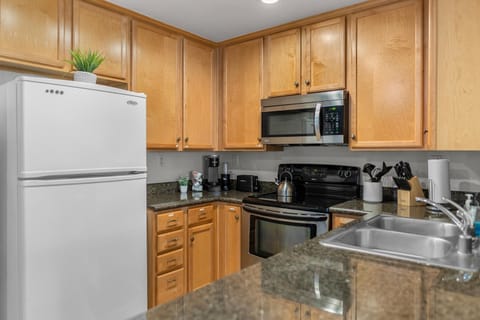 The Charming Condo First floor, patio, and pool Apartment in Corona