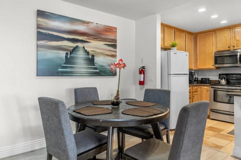 The Charming Condo First floor, patio, and pool Apartment in Corona