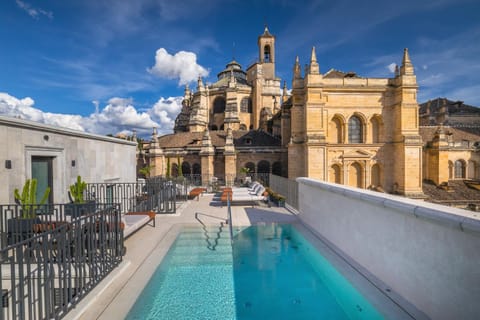 View (from property/room), Balcony/Terrace, City view, Swimming pool