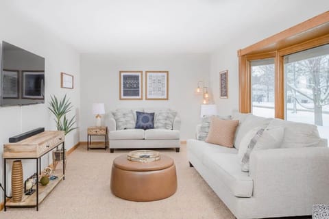 Stevens Point Getaway - HUGE 5 bedroom Home 3 Full Bath House in Wisconsin