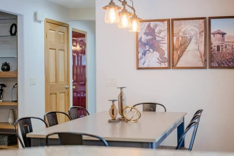 Stevens Point Getaway - HUGE 5 bedroom Home 3 Full Bath House in Wisconsin