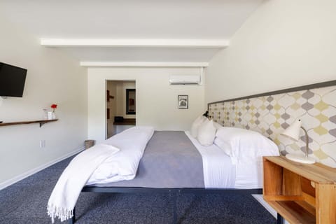 The Billy Motel King Room with Retro Charm Inn in Davis