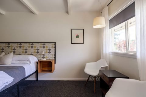 The Billy Motel King Room with Retro Charm Inn in Davis