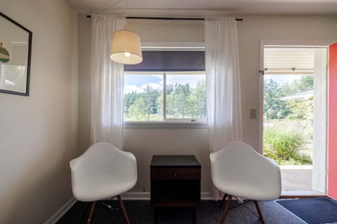 The Billy Motel King Room with Retro Charm Inn in Davis