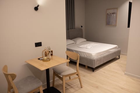 Bed, Coffee/tea facilities, Kitchen or kitchenette, Photo of the whole room, Dining area