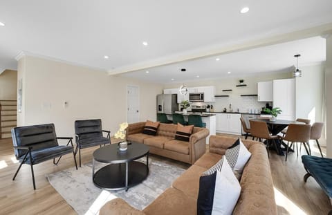 Kitchen or kitchenette, Living room, Seating area, Dining area, oven, stove
