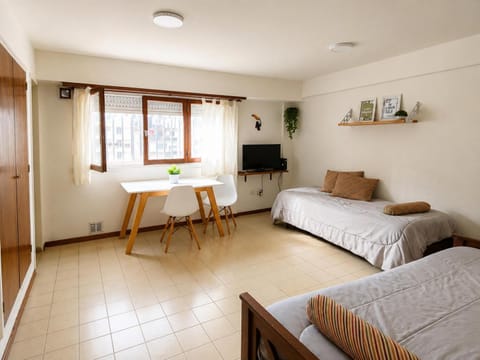 Bed, TV and multimedia, Living room, Photo of the whole room, Seating area, Dining area, Bedroom, internet
