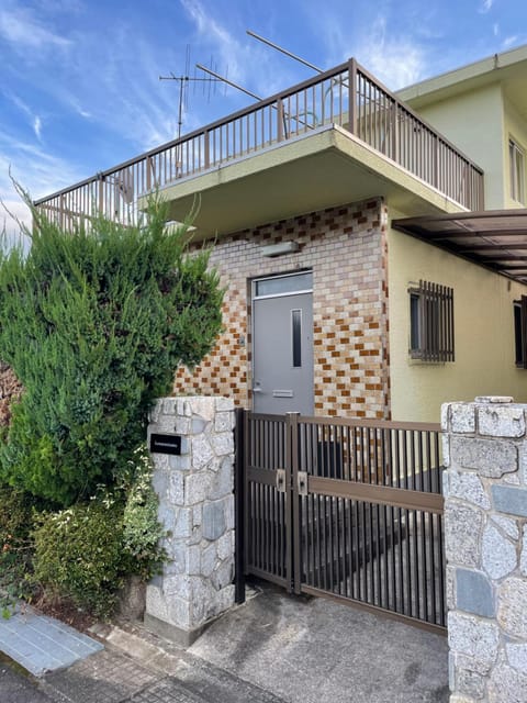 Property building, Day, Balcony/Terrace
