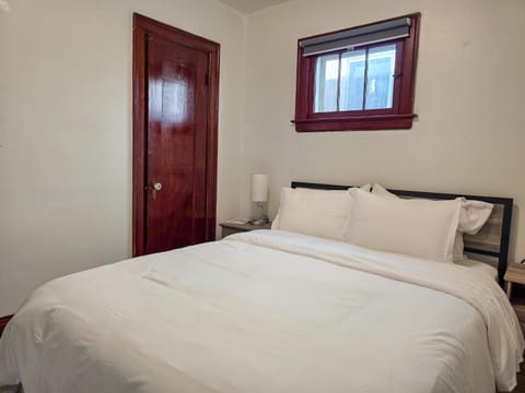 Cute 2 Bedroom Apartment 7 minutes from the falls! Apartment in Niagara Falls