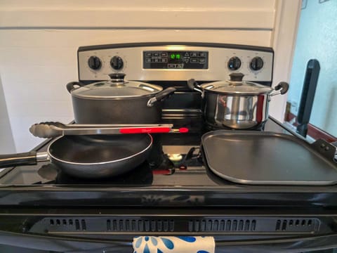 Cute 2 Bedroom Apartment 7 minutes from the falls! Apartment in Niagara Falls