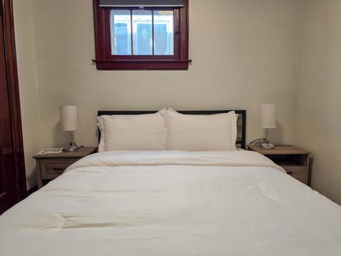 Cute 2 Bedroom Apartment 7 minutes from the falls! Apartment in Niagara Falls